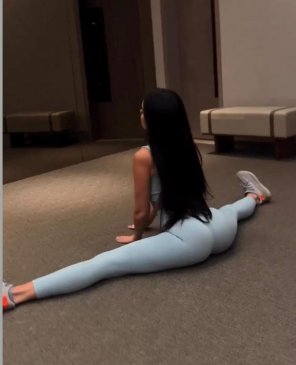 Көзілдірікті қыз мүшені құрастырады Қыздарының жынысы